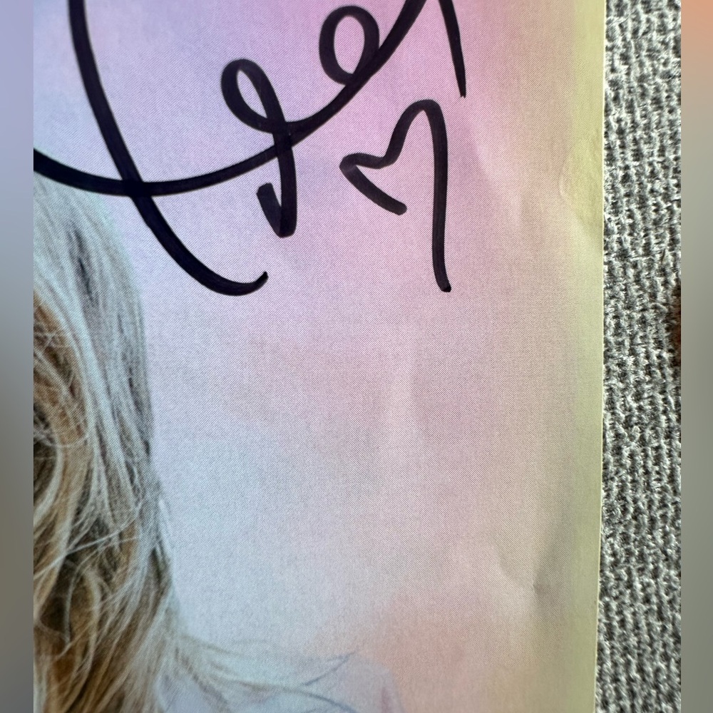 Taylor Swift signed Lover booklet with ME! cd - Picture 13 of 13